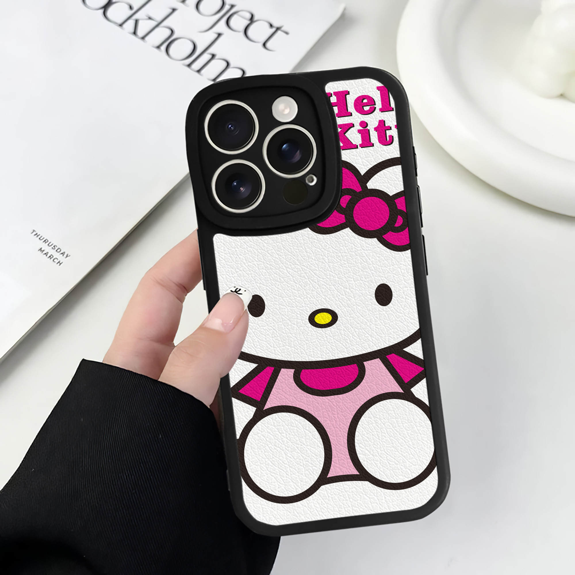 （画像用） Hello Kitty ハローキティ 【iPhone 16シリーズ対応】シリコンスマホケース（レザー調） 材質：シリコン